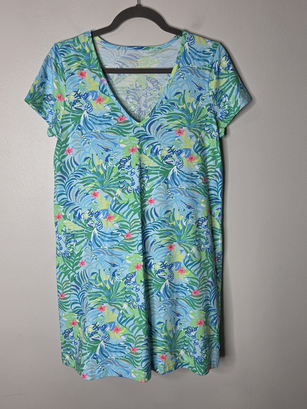 Lilly Pulitzer Etta Short Sleeve V-neck Tshirt Tropical Blue & Green Print - Picture 1 of 8